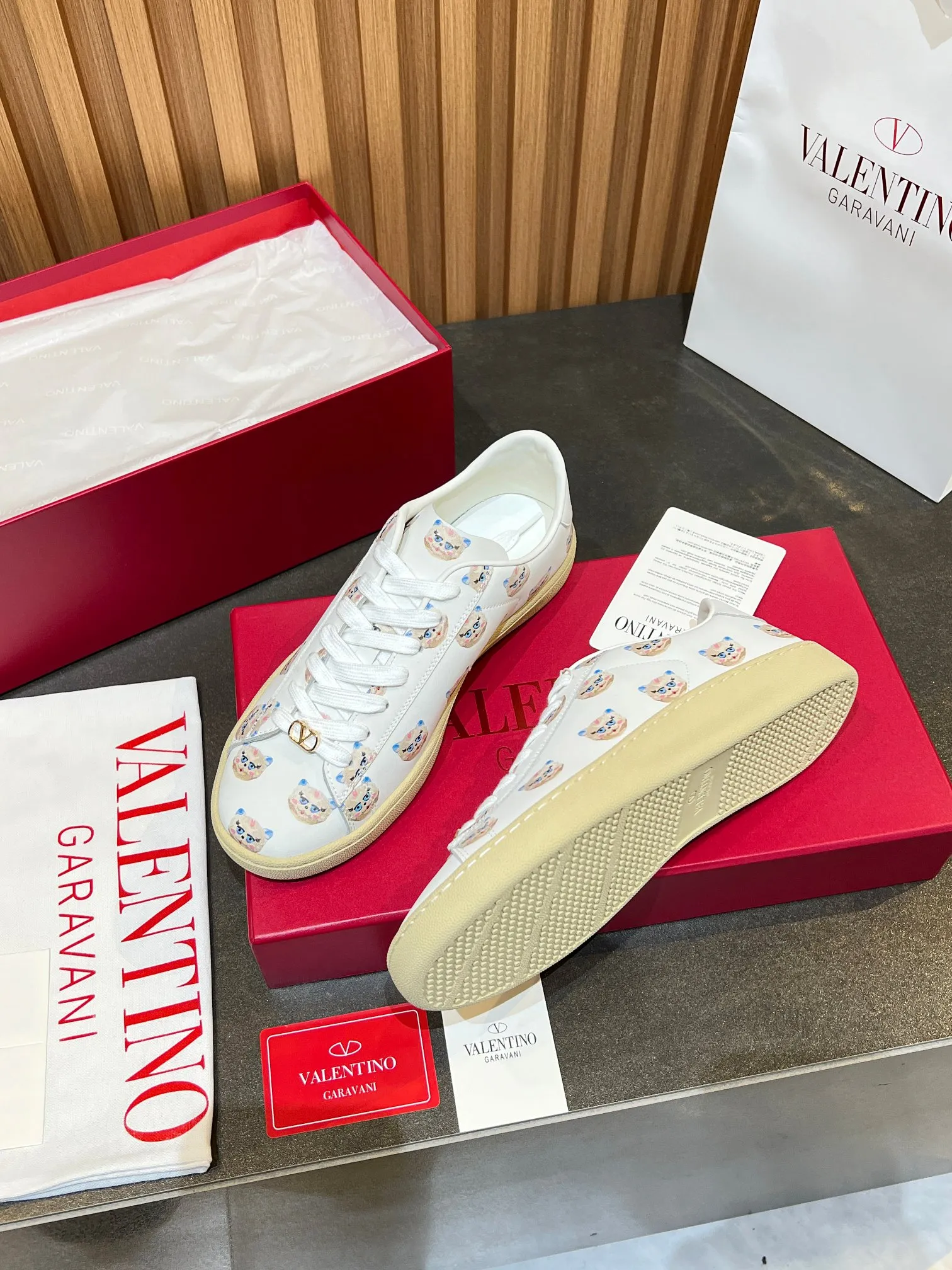 [Valentino] P: 640💰 Couple style, size: women 35-40▪️men 39-44 (45. Customized) Valentino VLTN casual shoes 2025 latest moral training shoes I can't put it down. Seiko details of cowhide sneakers, retro fashion, simple and advanced, casual matching. 1:1 restoration! Top luxury masterpiece, lace-up design, soft and comfortable imported calfskin brings excellent and elegant texture and excellent foot comfort. Top purchasing version upper: imported calfskin surface/original oil edge process + printing process. Inner lining: water-dyed cowhide lining. Outsole: original development 𝐓𝐏𝐔 two-color combination outsole. Packaging: full package with original configuration.